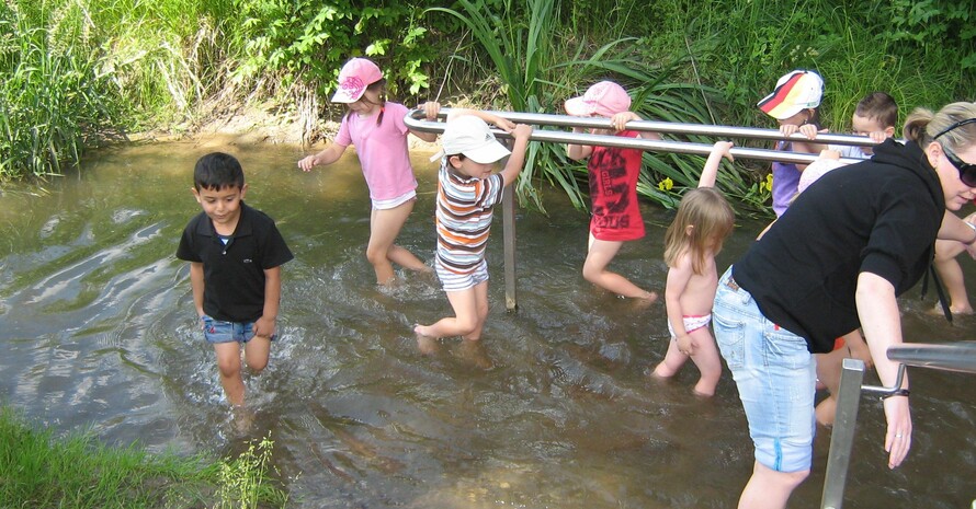 Wassertreten tut auch schon kleinen Kindern gut. Foto: Kindergarten Wettenhausen